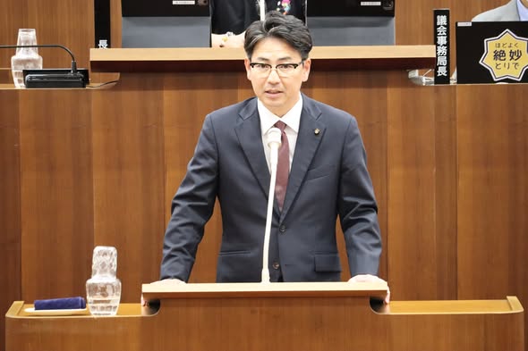 杉山議員の一般質問の様子