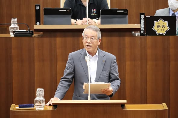 鈴木議員の一般質問の様子