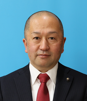 岩澤議長の写真。背景はブルー。