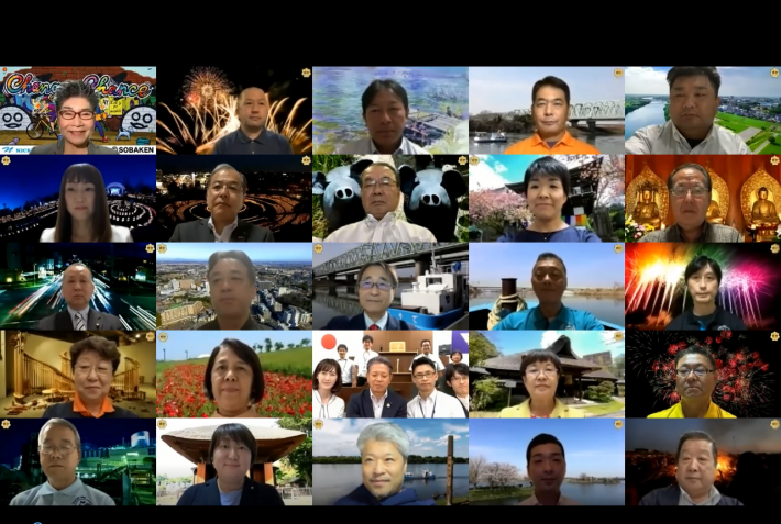 50周年記念議会動画サムネイル画像。全議員と議会事務局職員の25マス、縦5行横5列の画面が並んでいる。