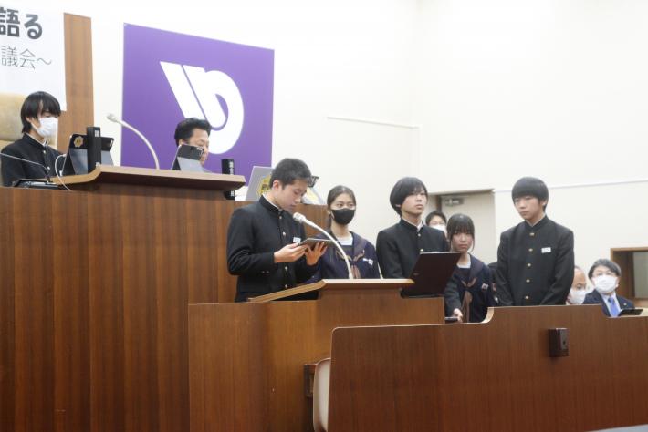 1組の生徒が壇上に上がり発表をしている様子