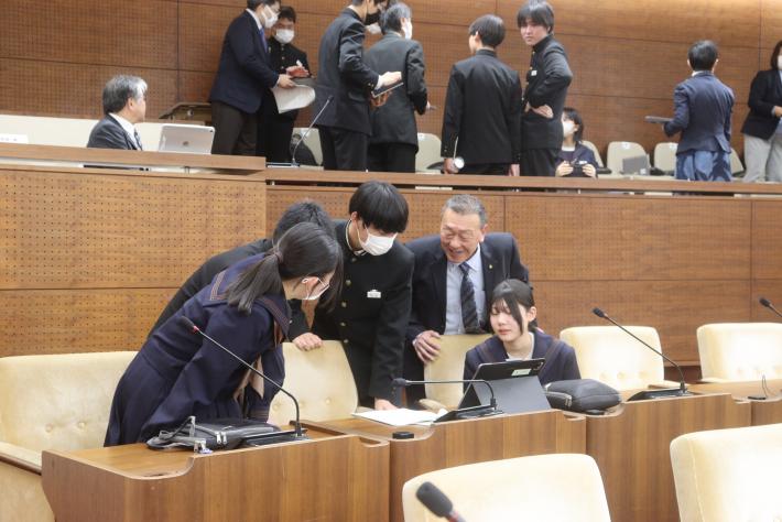 採決前に取手市議員と生徒が相談している様子