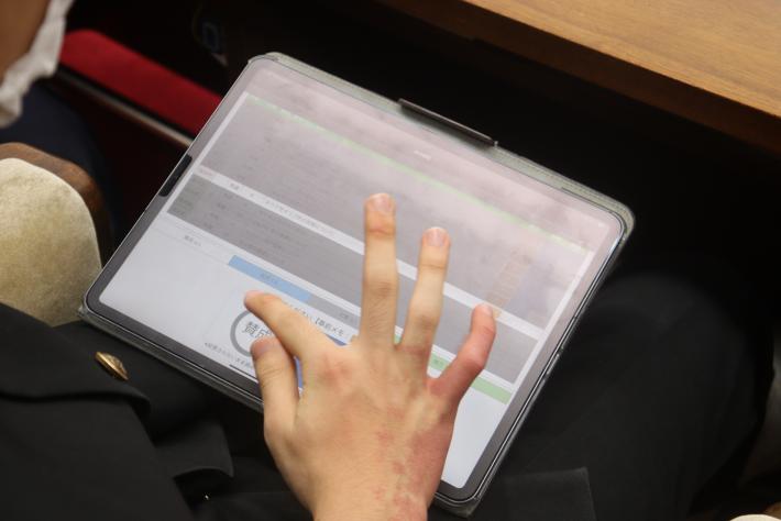 1組採決時にタブレットを使い採決している様子