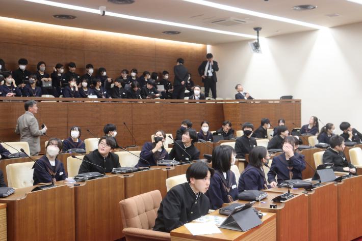 1組採決時結果がモニターに表示され一喜一憂する生徒の様子