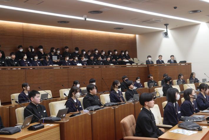 議場全体の様子性t議員は議席と傍聴席に着席している