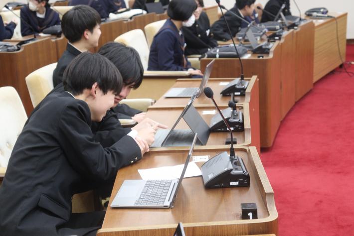 2組生徒たちがタブレットを使い採決している様子