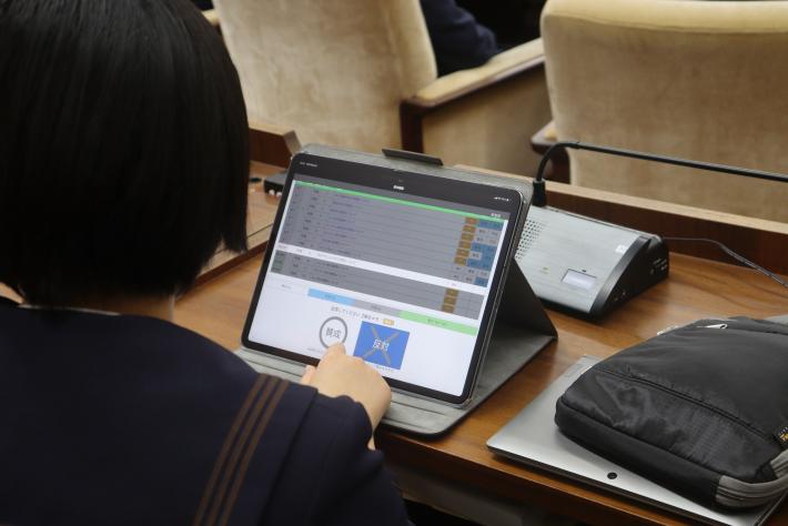 2組の生徒がタブレットを使い採決ボタンを押す拡大写真