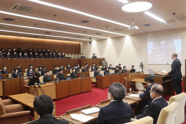 岩澤議長が最後に本日の感想を述べている様子