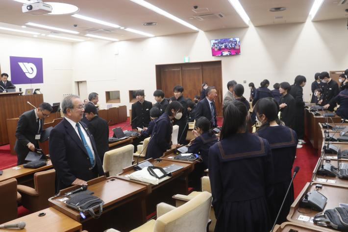 2組生徒議員と取手市議化議員が採決前に相談している様子