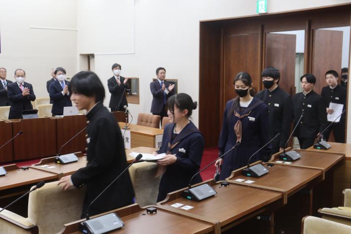 生徒議員が入場している様子