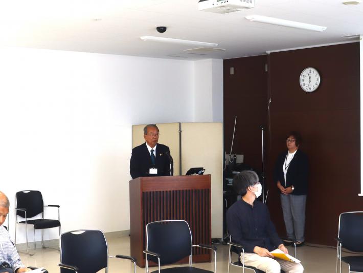 議員が演壇で話をしている