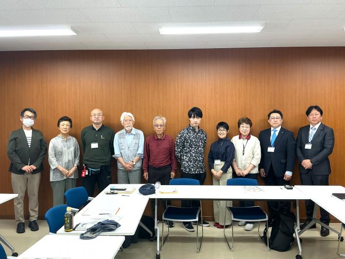 会議室で男女の議員と市民数名が並んいる