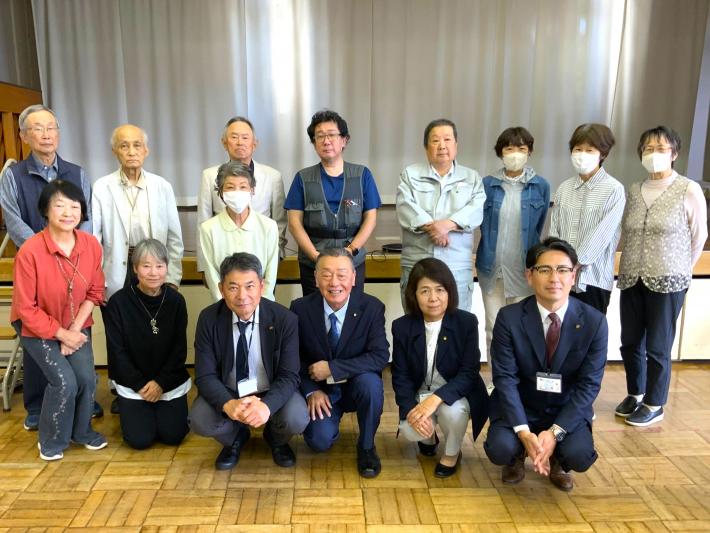 会議室で男女の議員と市民数名が並んいる