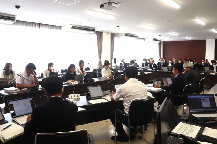9月19日の決算審査を行う委員会の様子を委員側から執行部側に向けて撮影した会議室の様子