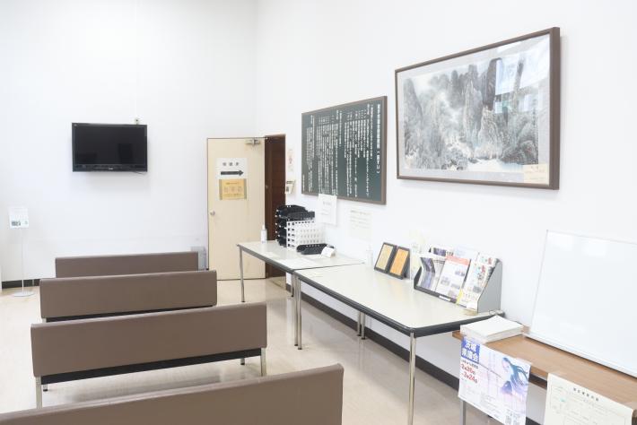 傍聴席に入る手前の待合スペースに長椅子が置いてある