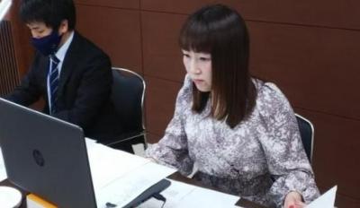 パソコンの前に座ってオンラインを使い意見交換会を行う女性議員(石井委員長)