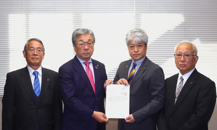 男性の議員4名が並んで立っている