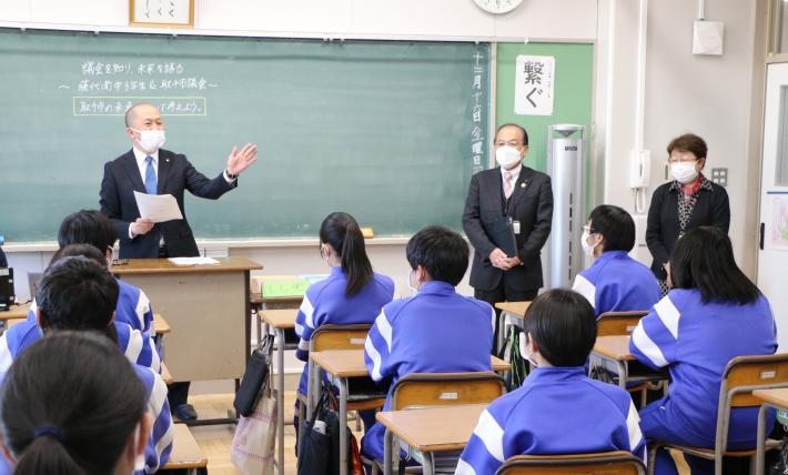 1組の教室で、議員が生徒の前に立って話をしている。