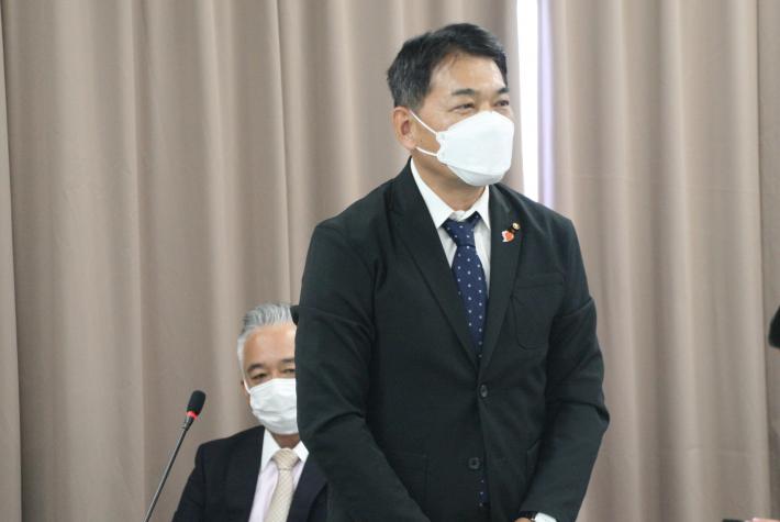 黒いスーツを着た副議長が起立し、講師に対し感謝の挨拶をしている写真