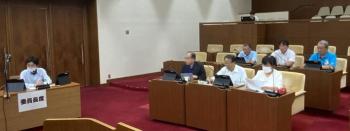 議場で行われている建設経済常任委員会