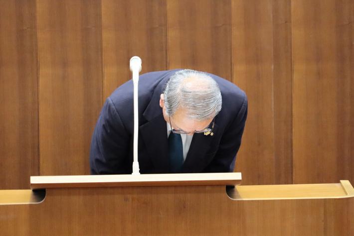 赤羽議員が議場で頭を下げて謝罪