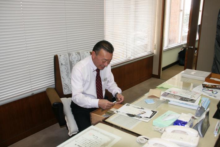入江議長が机の引出を整理している様子の写真