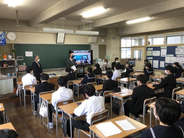 永山中学校の校長先生が生徒の前で終わりの挨拶を行っている