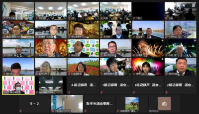 29分割されたZoomの画面。二中の各教室全体映像と議員一人一人が映っている。