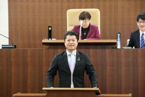 市長役の山野井議員が登壇してマイクに向かっている。