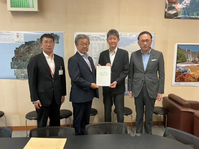 写真：林水管理・国土保全局長へ要望書を手交している様子