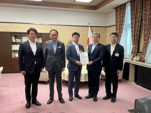 写真：加藤財務大臣へ要望書を手交している様子
