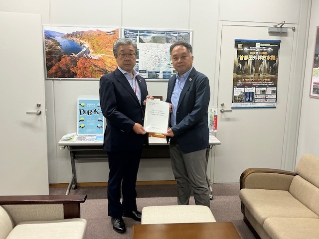 写真：室永河川部長へ要望書を手交している様子