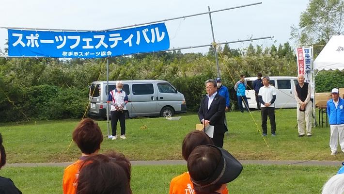 スポーツフェスティバルと書かれた横断幕の前で挨拶をする市長