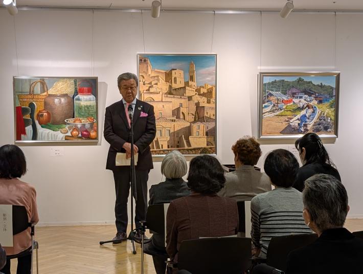 表彰式にて市民の前で挨拶をする市長