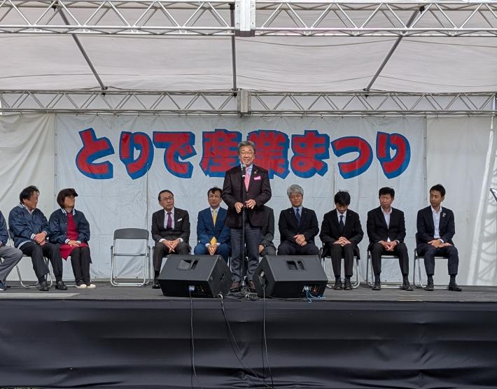 ステージ上で挨拶をする市長