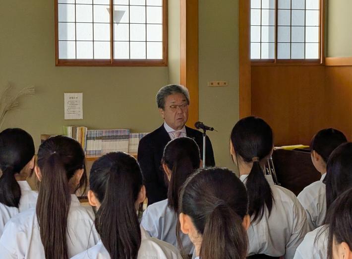 弓道大会にて選手の前で挨拶をする市長