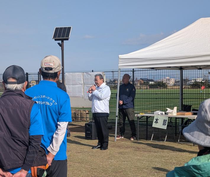 市民の前で挨拶をする市長