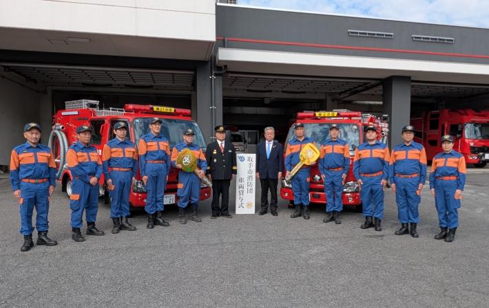 消防団員たちと集合写真を撮影する市長