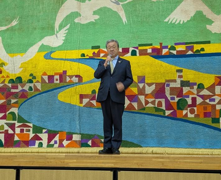 ステージ上で挨拶をする市長