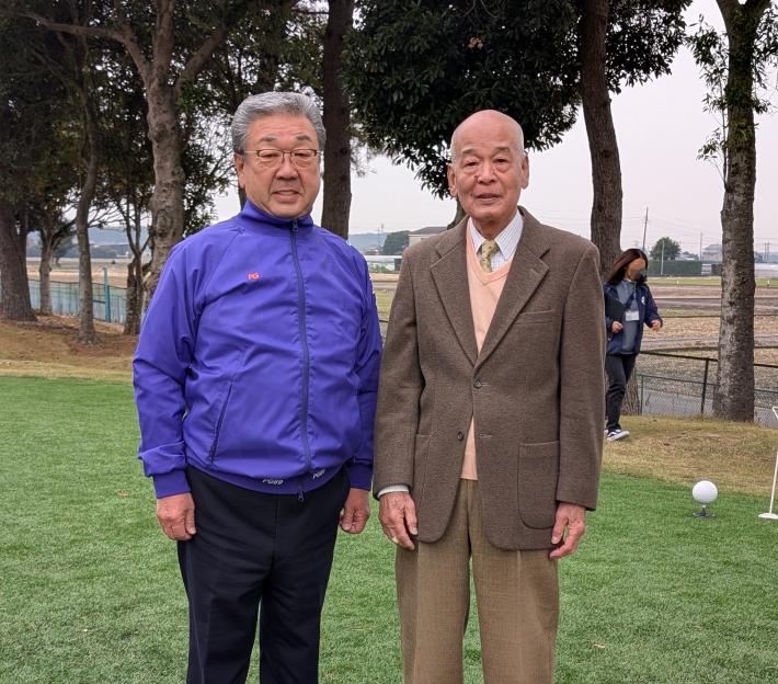 チャリティーゴルフ大会にて写真を撮影する市長