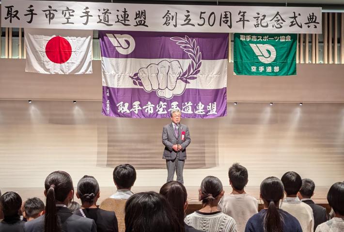 市民の前でステージ上で挨拶をする市長