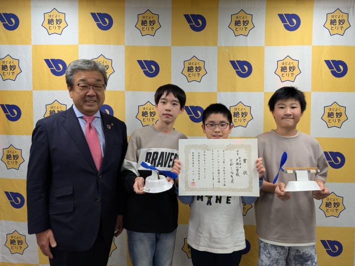 科学の甲子園キッズ金賞受賞チームと写真を撮る市長