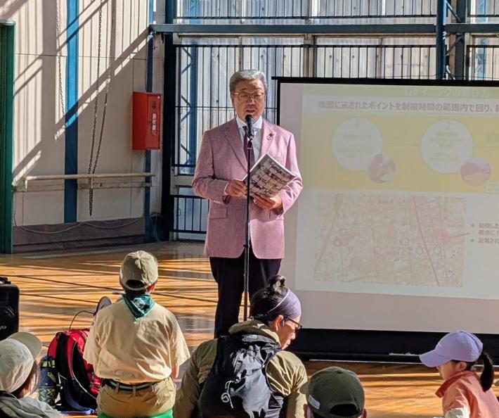 市民の前で挨拶をする市長