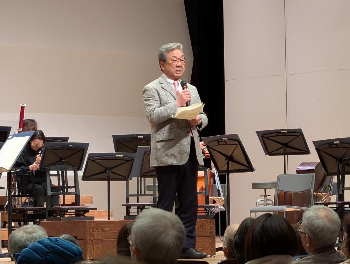 演奏会にてステージ上であいさつをする市長