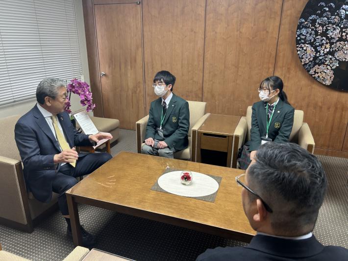 職場体験に訪れた中学生と会話する市長