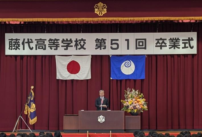 卒業式にてステージ上で挨拶をする市長