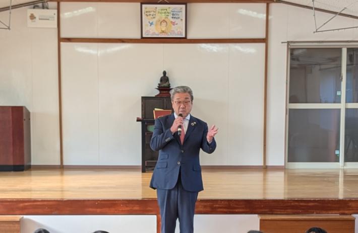 保育園にて挨拶をする市長