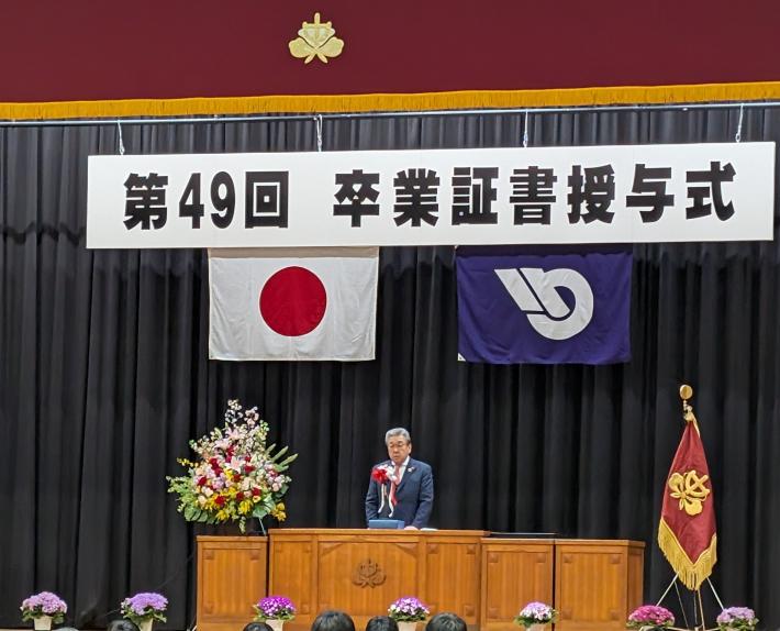 卒業式にて生徒の前で挨拶をする市長