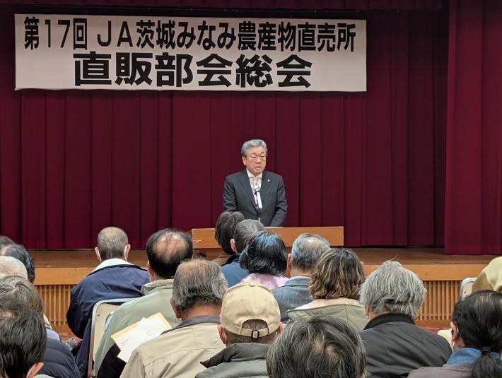 市民の前で挨拶をする市長