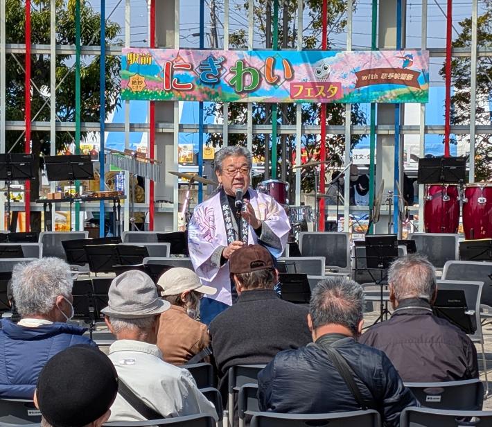 にぎわいフェスタにてステージで挨拶をする市長
